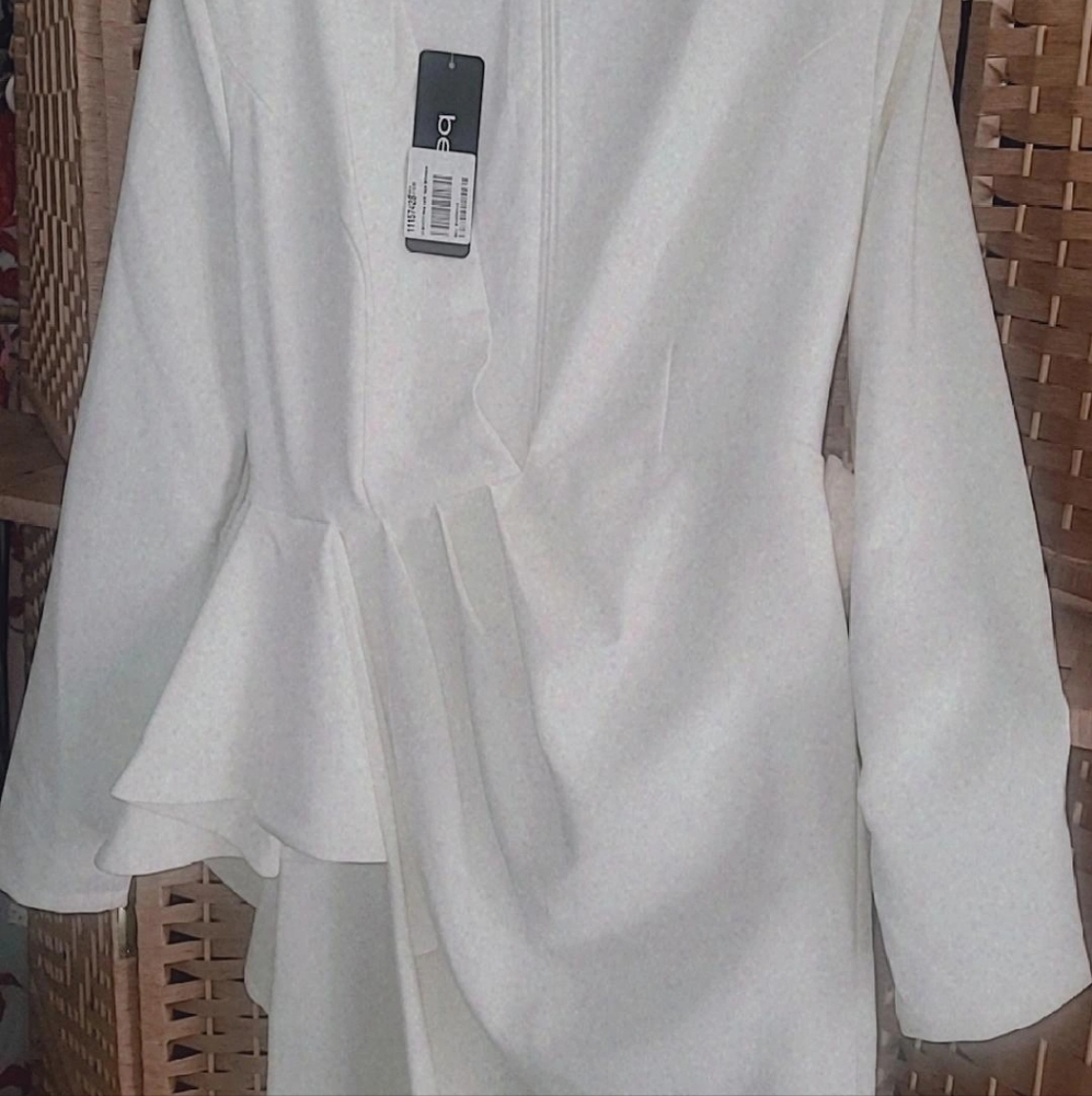 BEBE LONG SLEEVE PLUNGE NECK RUFFLE DRESS
